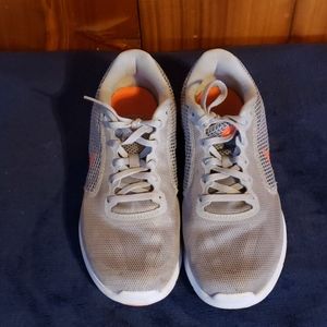 Women's Nike Revolution 3 size 8